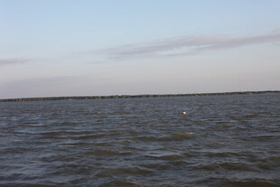 广阔海面与天际线景观