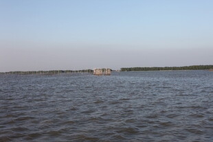 水域风光中的远处景象