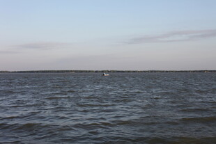 广阔海面与天边轻云