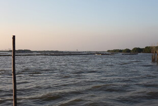 黄昏下的宁静水域