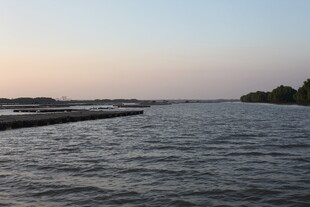 黄昏下的宁静湖面