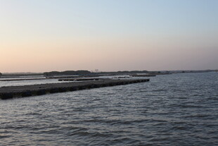 黄昏下的宁静海滨风光