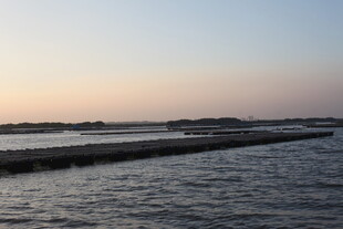 黄昏下的宁静水域