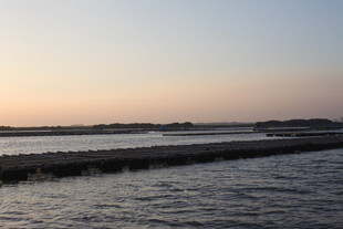 黄昏下的静谧水域