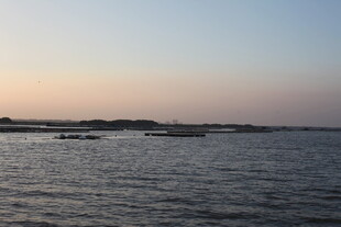 黄昏下的宁静水域