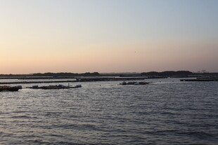 黄昏下的平静海面