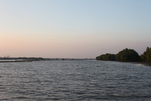 黄昏下的宁静河面