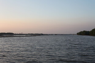 黄昏下的宁静水面景色