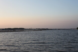 黄昏下的宁静海面