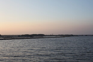 黄昏下的宁静海面