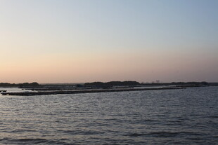 黄昏下的宁静水面