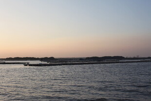 黄昏下的宁静水面