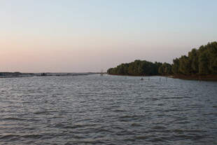 黄昏下宁静的河畔风光