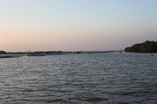 黄昏下的宁静水域