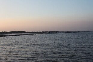 黄昏下的宁静水面