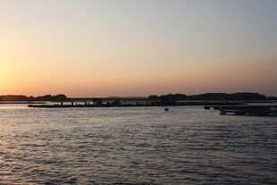 夕阳下的宁静水面