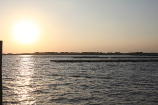 夕阳下波光粼粼的海面