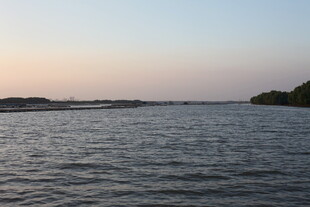 黄昏下宁静的宽阔水面