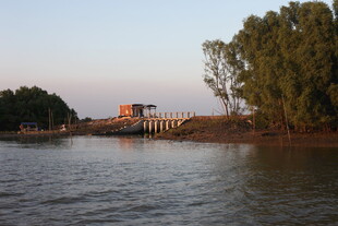 河畔风光及远处建筑