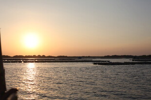 夕阳下的宁静水面