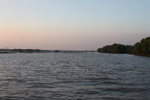 黄昏下宁静的水域风光