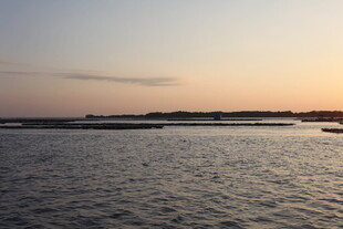 夕阳下的宁静水域