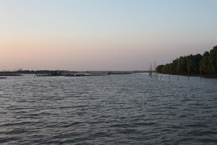 黄昏下的宁静河面