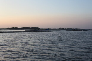 黄昏下的宁静海面