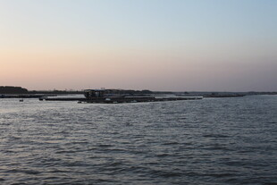 黄昏下的宁静海面景观