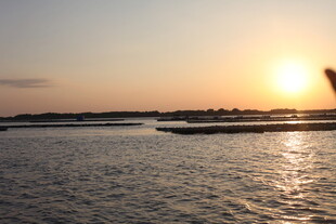 夕阳下的宁静水面