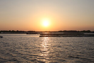 夕阳下的宁静水面