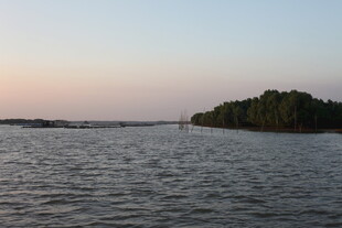 黄昏下的宁静水域与岛屿