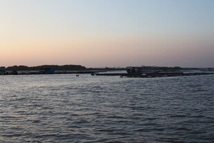 黄昏下的宁静水面