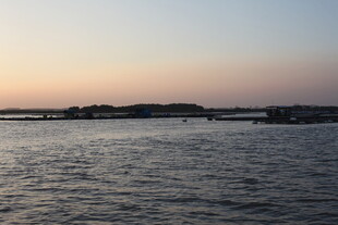 黄昏下的宁静水域