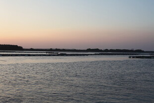 黄昏下的宁静水域