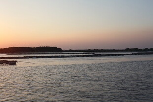 夕阳下的宁静水域