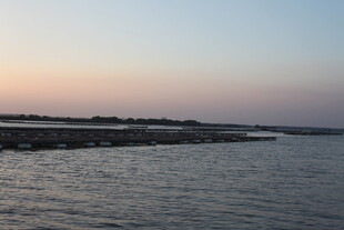 黄昏时分的宁静河岸景色