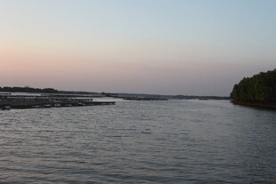 黄昏下的宁静河岸风光