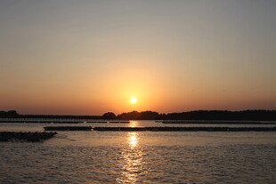 夕阳下的宁静水面