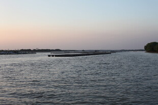 黄昏下的宁静河面