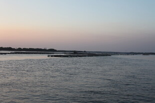 黄昏下的平静水面