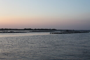 黄昏下的宁静水域