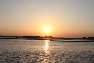 夕阳下的水面美景