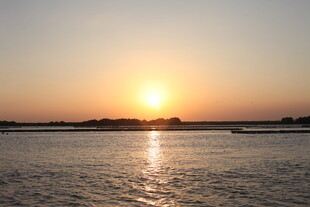 夕阳下的平静水面