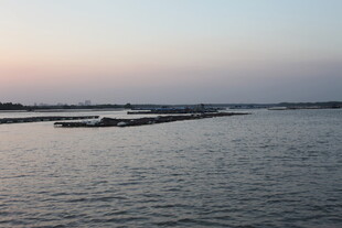 黄昏下宁静的宽阔水域