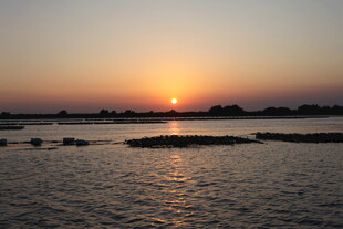 夕阳下的宁静水面