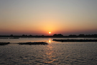 夕阳下的宁静水域