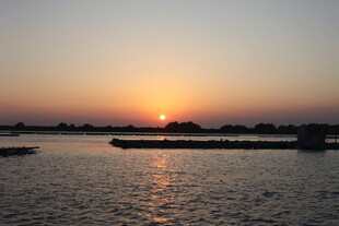 夕阳下的宁静水域