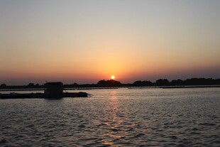 夕阳下的宁静水面