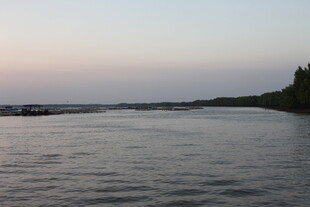 黄昏河畔宁静水面景象